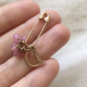 💗 CHRISTIAN DIOR beaded logo D safety pin brooch